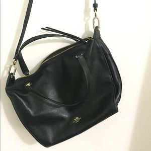 Coach purse with detachable shoulder strap.